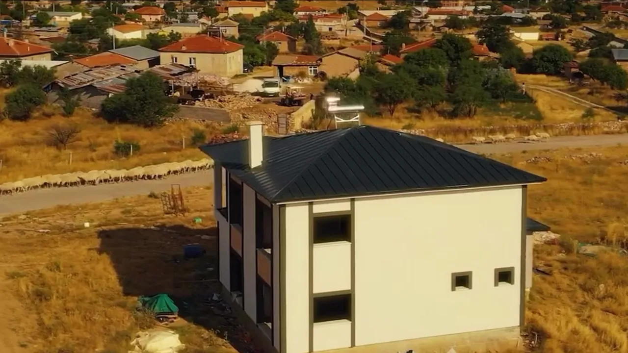 Keykubat Mimarlık proje tanıtım filminden kare — havadan yapı ve arazi görüntüsü